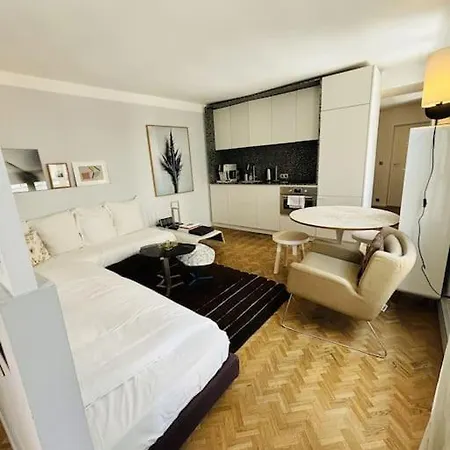 Cozy Canal Saint Martin Париж